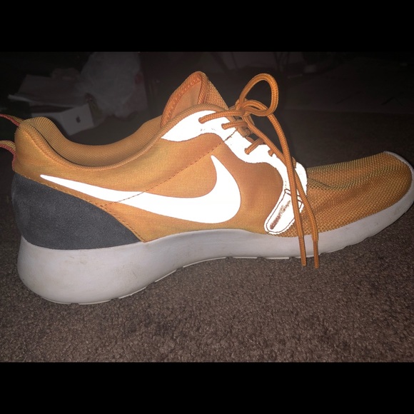 orange roshe runs